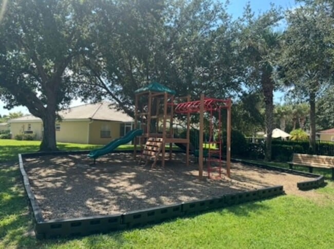 Building Photo - 2 Bedroom 2 Full Bath Townhome in LAKE MARION RESORT