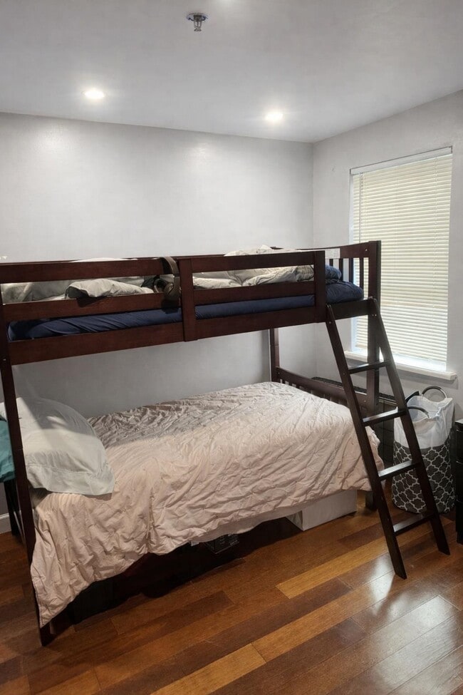 Building Photo - 413-415 9th St