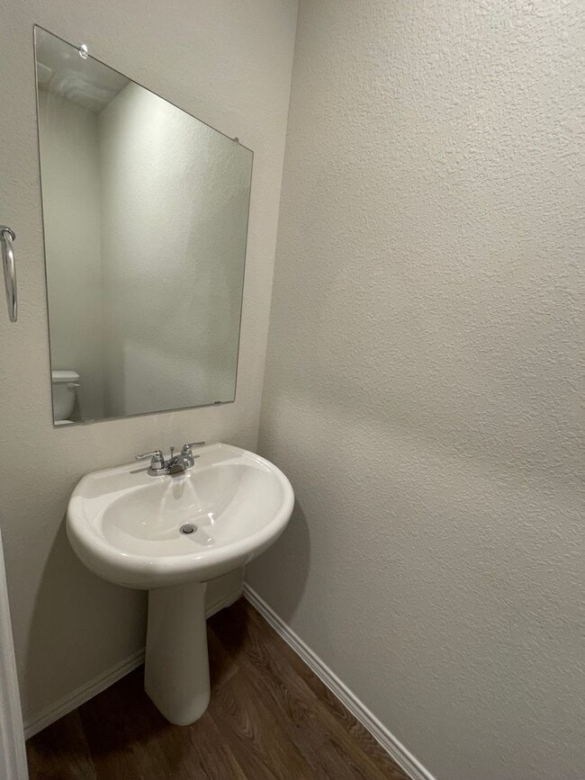 Building Photo - Beautiful 4 bedroom, 2.5 bathroom home in a great location!