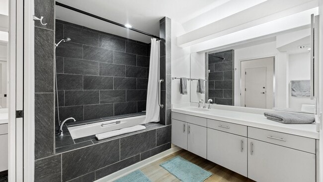 Building Photo - Renovated Two Bedroom/Two Bathroom at The Masters!