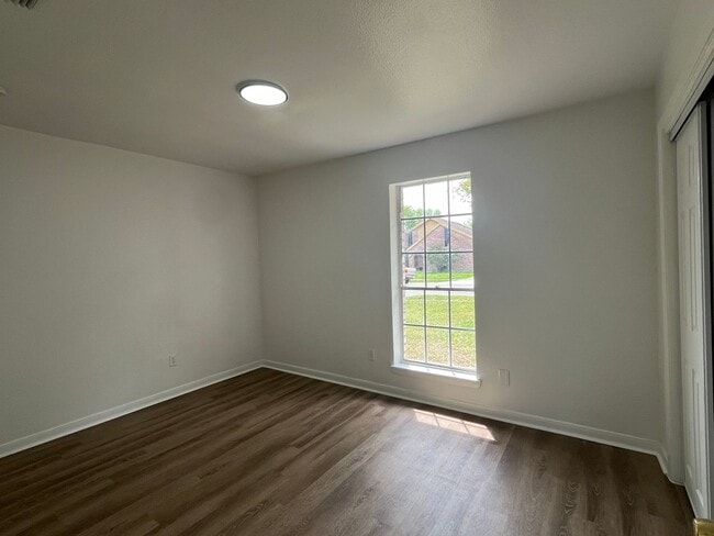 Building Photo - Recently Updated South Side Home!