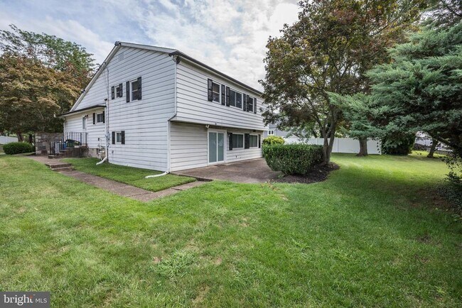 Building Photo - 1717 Country Club Dr