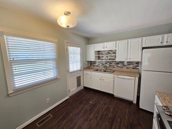 Building Photo - Newly remodeled 3 bed/1 bath home with a 1...