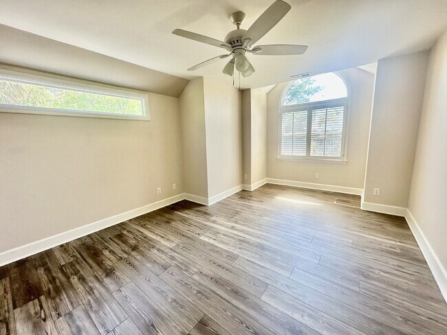 Building Photo - Moss Creek Home with a Gorgeous Water View!