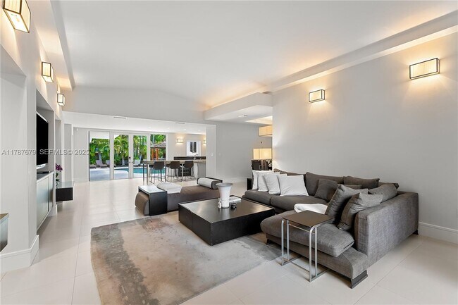 Building Photo - 122 E 2nd Ct