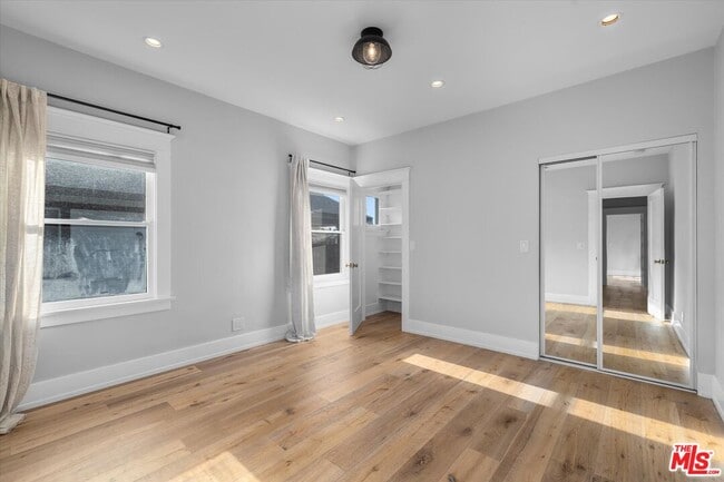 Building Photo - 1828 W 43rd Pl