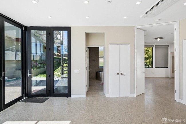 Building Photo - 1435 Lakeview Dr