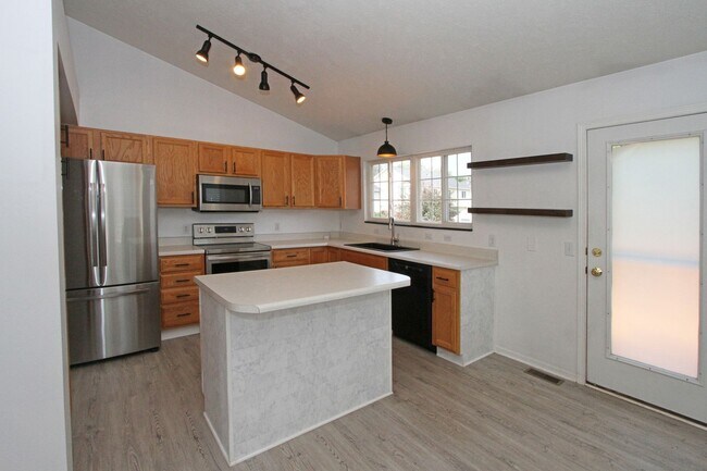 Building Photo - Timber Ridge Split Foyer