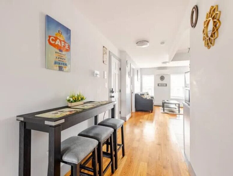 Building Photo - 479 Putnam Ave