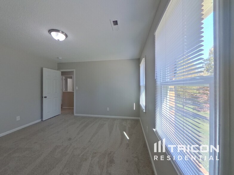 Building Photo - 5909 Edinborough Dr