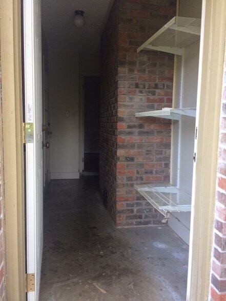 Building Photo - 819 Tammy St SW