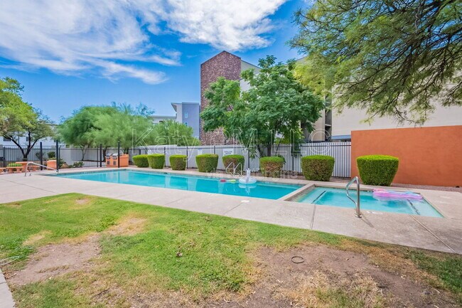 Building Photo - 1005 E 8th St