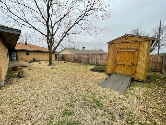 Building Photo - 1714 Crescent Dr