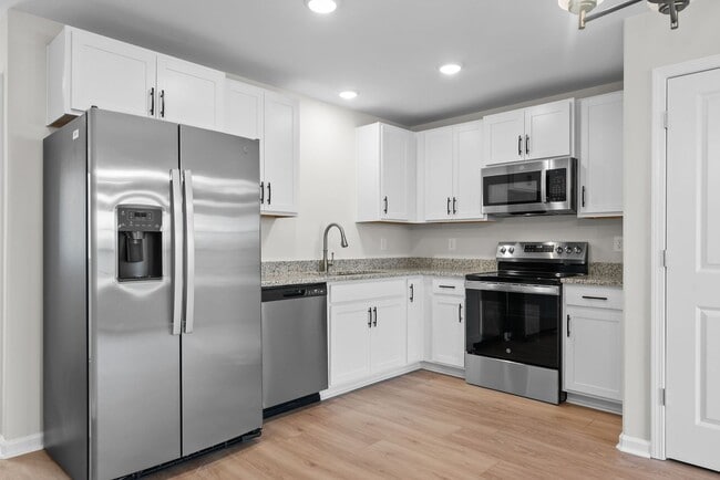 Building Photo - Close to downtown Clarksville & APSU! 2 Bed/2.5 Bath townhouse!