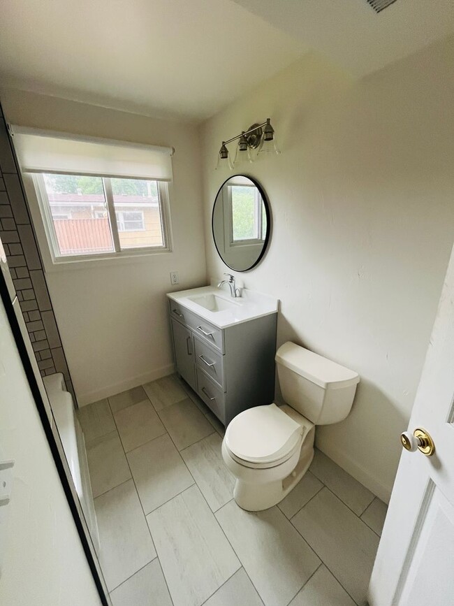 Building Photo - 3 bedroom home centrally located!