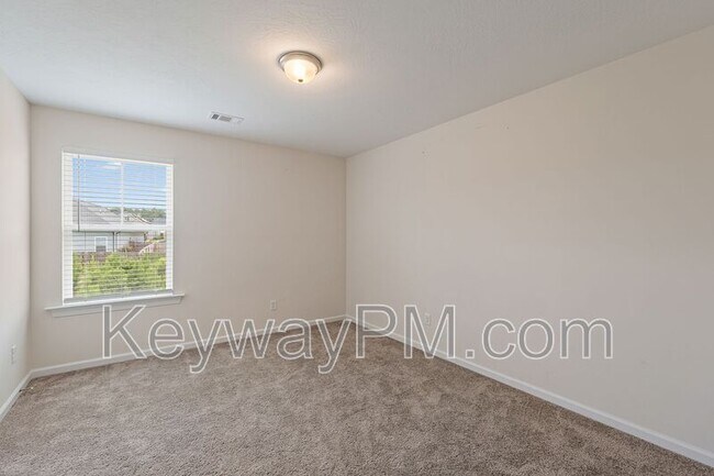 Building Photo - 585 Hampton Dr