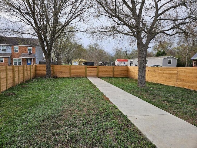 Building Photo - 305 Anderson St