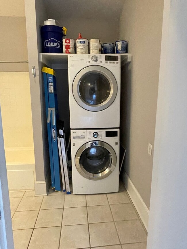 Building Photo - 1BD/1BA Shotgun with Laundry in Unit and Private Courtyard