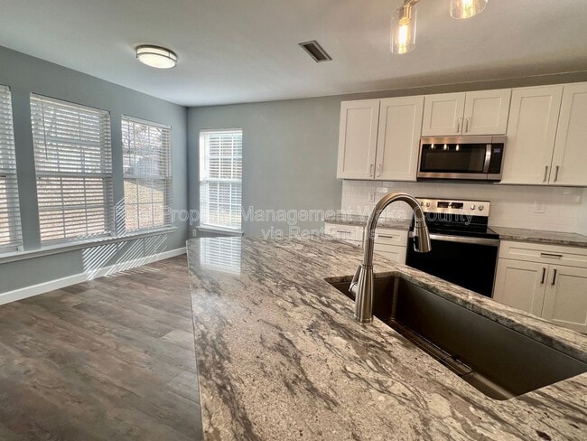 Building Photo - 213 Piney Woods Ln