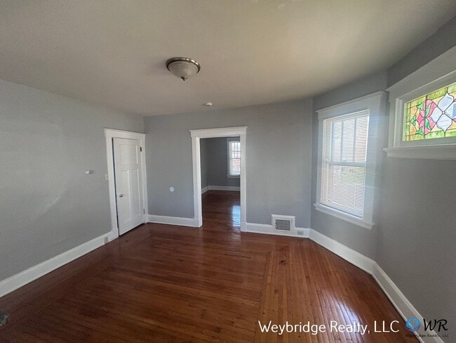 Building Photo - 862 Academy Ave