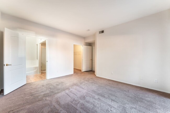 Building Photo - Spacious Updated 2-Bedroom Condo in Gated Community!