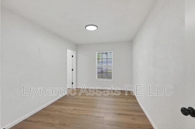 Building Photo - 542 E 23rd St