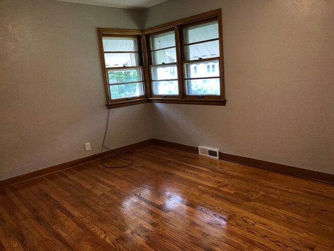 Building Photo - Don’t Miss Out this Spacious Home!