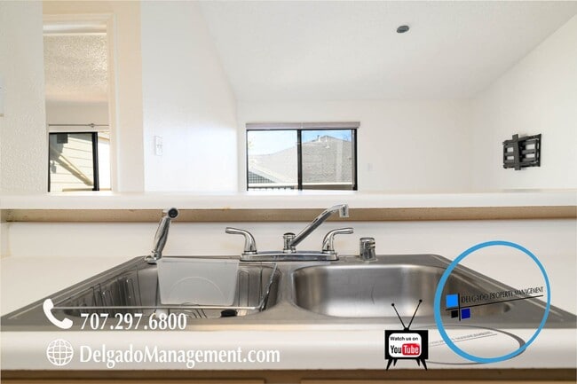 Building Photo - Glen Cove! Large one bedroom