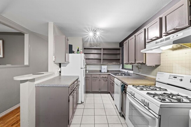 Building Photo - 3000 Fontana Dr