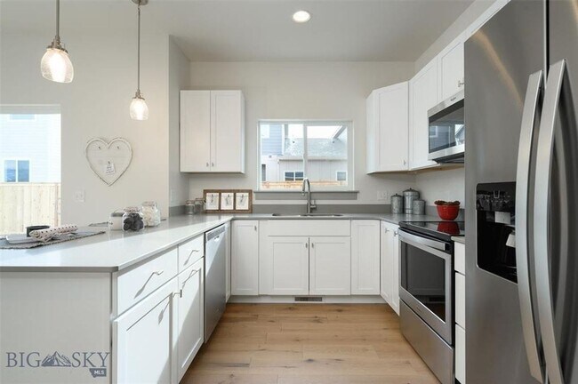 Building Photo - Gorgeous Townhouse - 3 Bedrooms and 2 1/2 Bathrooms