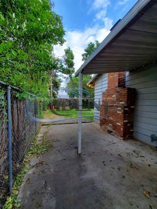 Building Photo - Cute 3 bedroom, 1 ½ bath house