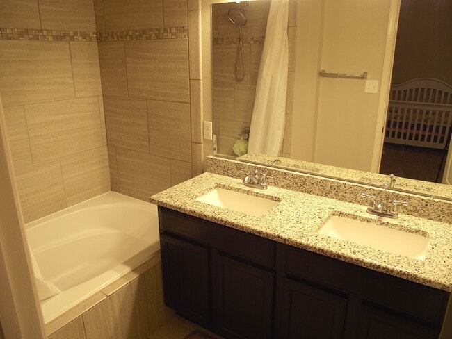 Building Photo - Northeast El Paso 3bed, 2 bath REFRIG A/C ...