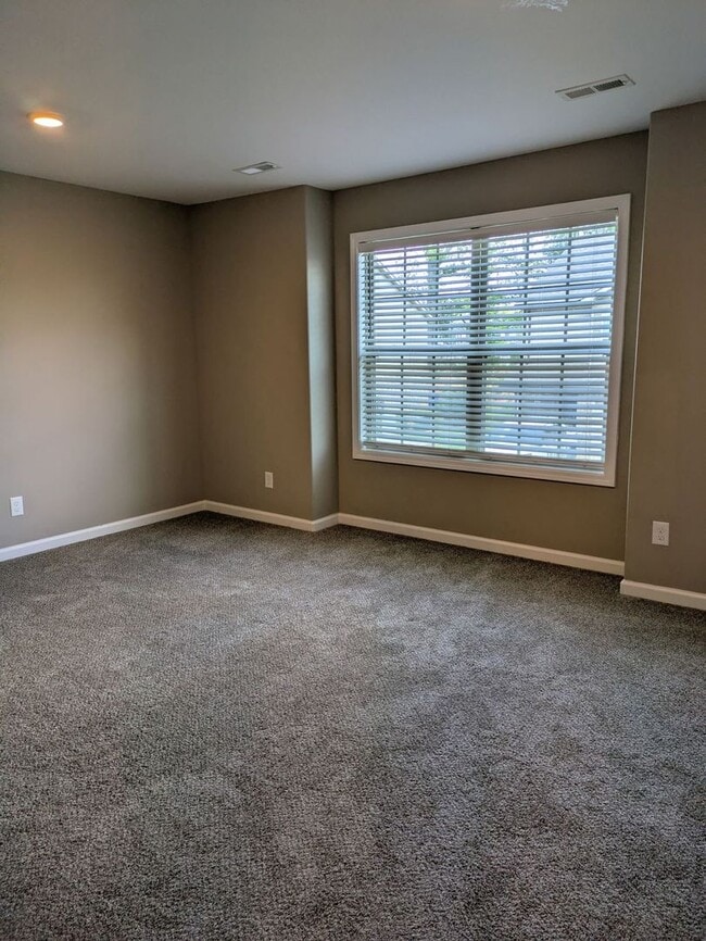 Building Photo - 2 Bedroom Condo For Rent in Sango Area!