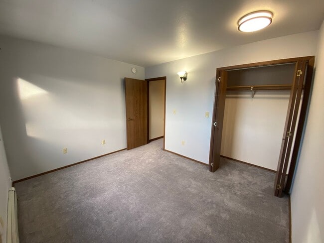 Building Photo - Spacious 2 Bedroom Condo in Eastridge! Carport Parking, Mountain View Balcony!