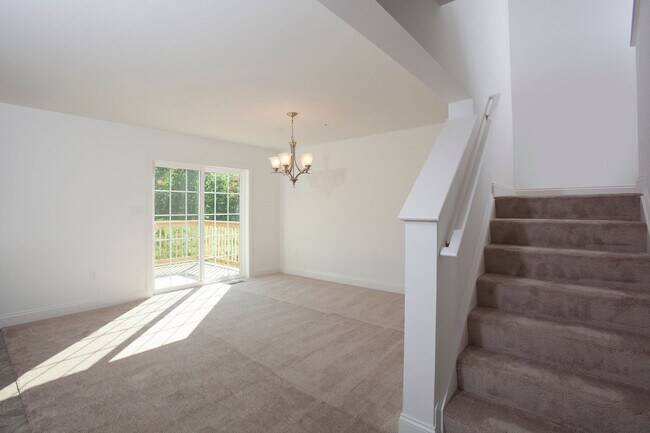 Building Photo - Three Bedroom Luxury Townhome!
