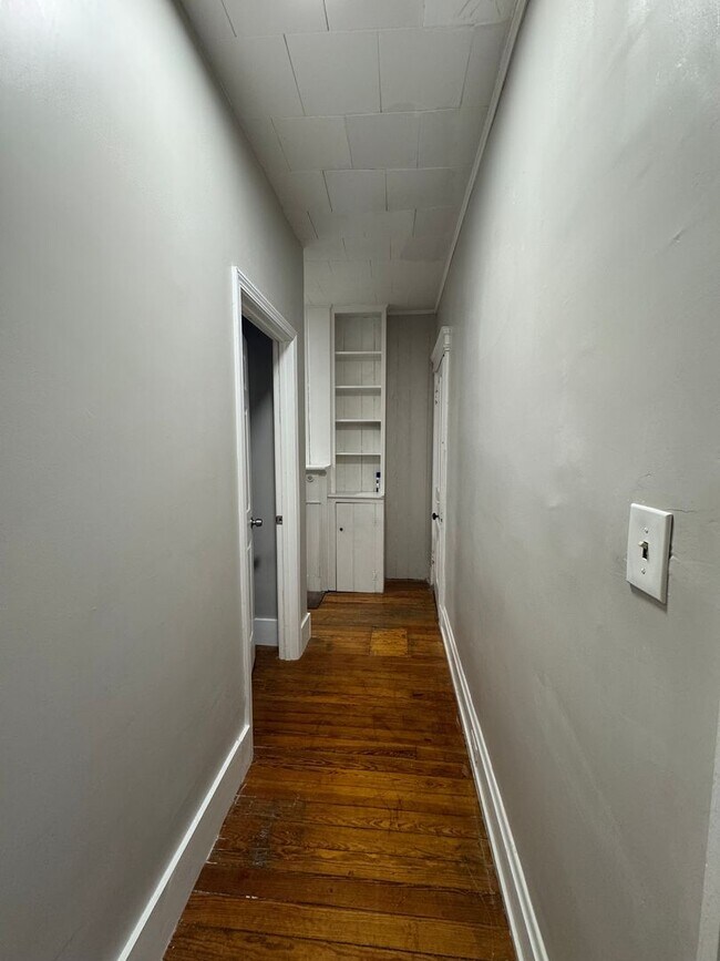 Building Photo - 5 Bedroom/ 2 Bathroom on Fairview Mins. from UC Campus Only $695/pp ($3475/mo)!