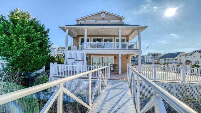 Building Photo - 909 N Cambridge Ave