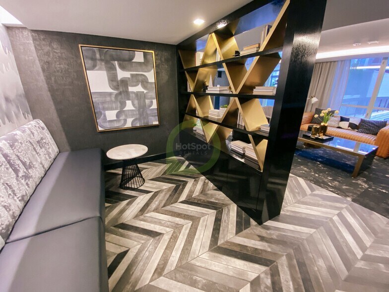 Building Photo - 899 N State St