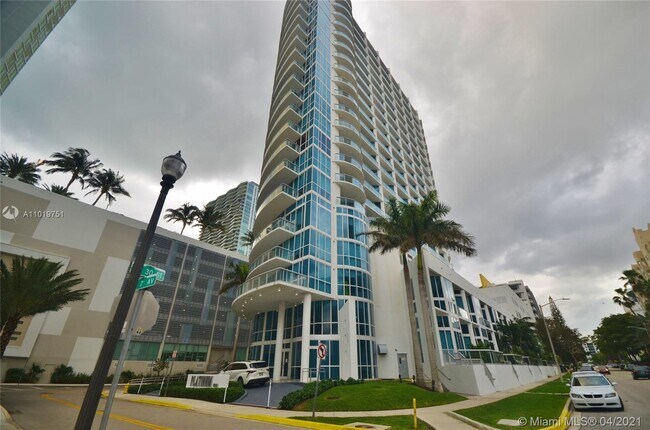 Building Photo - 480 NE 30th St