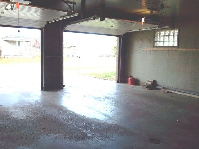 Building Photo - 403 Oak St