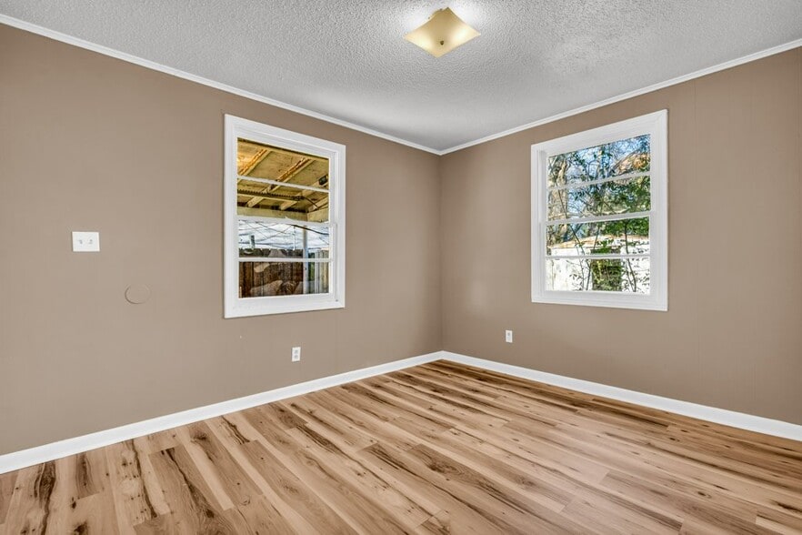 Building Photo - 433 E Jordan Ave