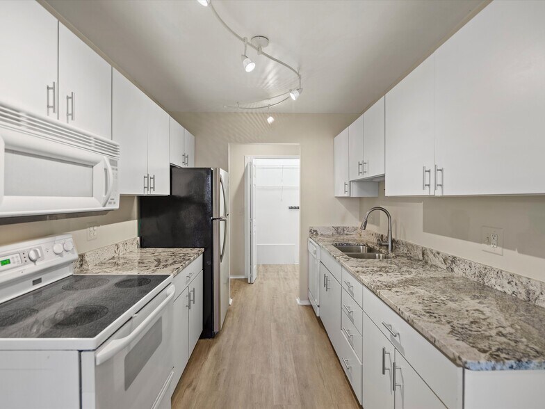 Building Photo - 26656 Farmbrook Villa Dr