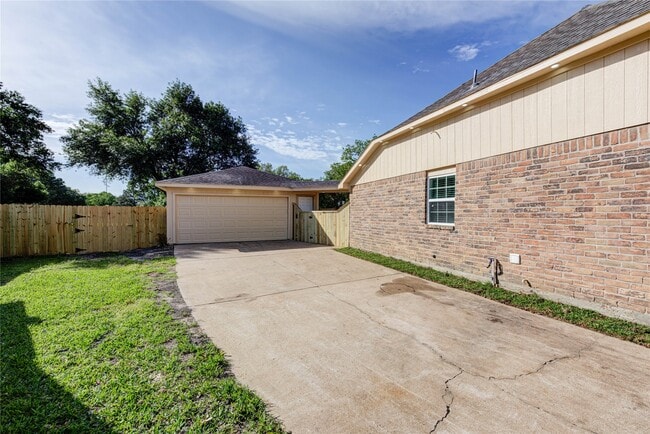 Building Photo - 3223 Cherry Hills Dr