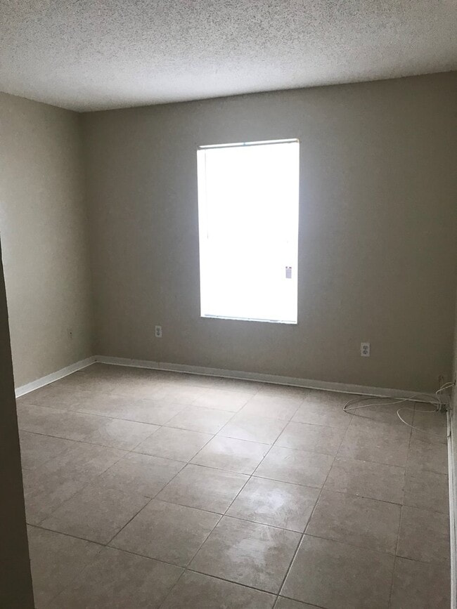 Building Photo - **COMING SOON**  3/2/2  Conveniently Located