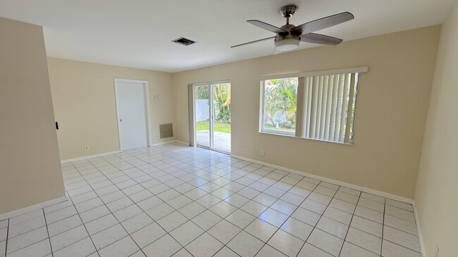 Building Photo - 103 Laredo Ln