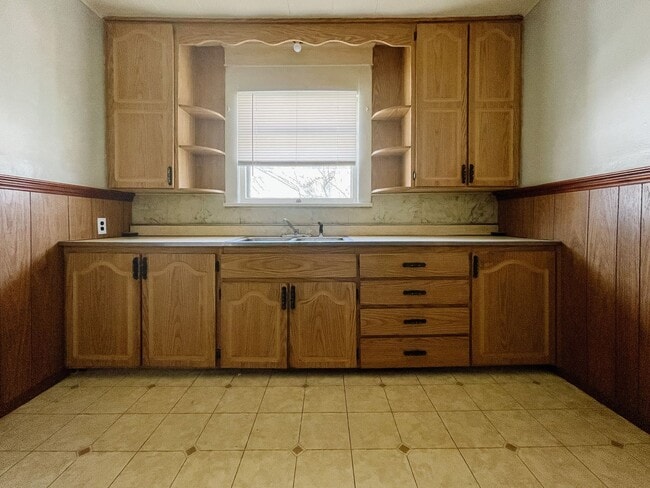 Building Photo - 2 Bedroom Home, Fenced in Backyard + Garage! Available Now!