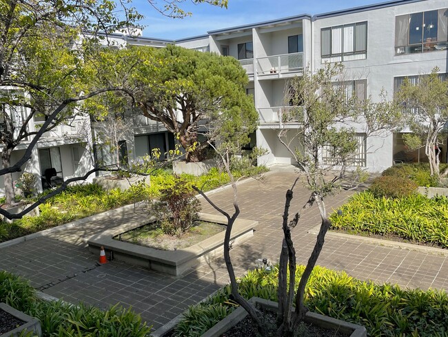 Building Photo - Sunny Studio in Resort Setting on the Bay ...