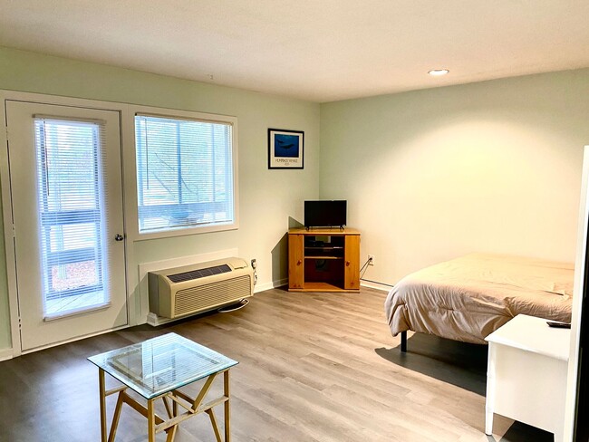 Building Photo - 1BR/1BA Condo with Utilities Included in F...