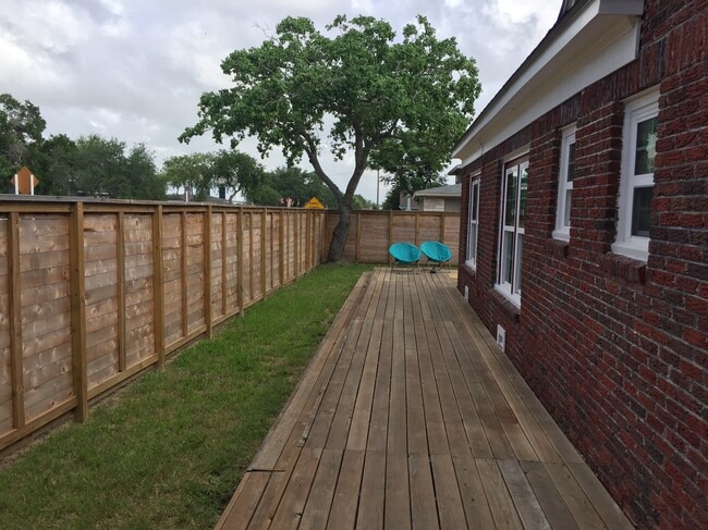 Building Photo - 301 Clifford St