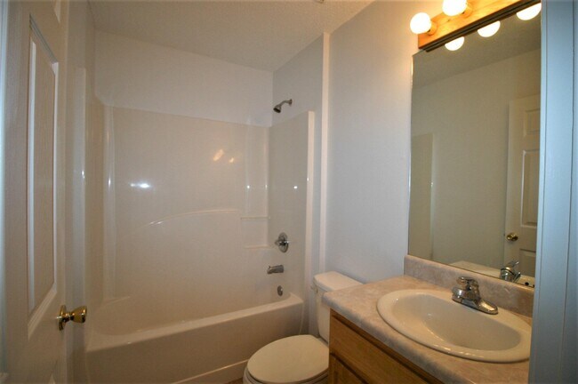 Building Photo - 552 Brock Ave